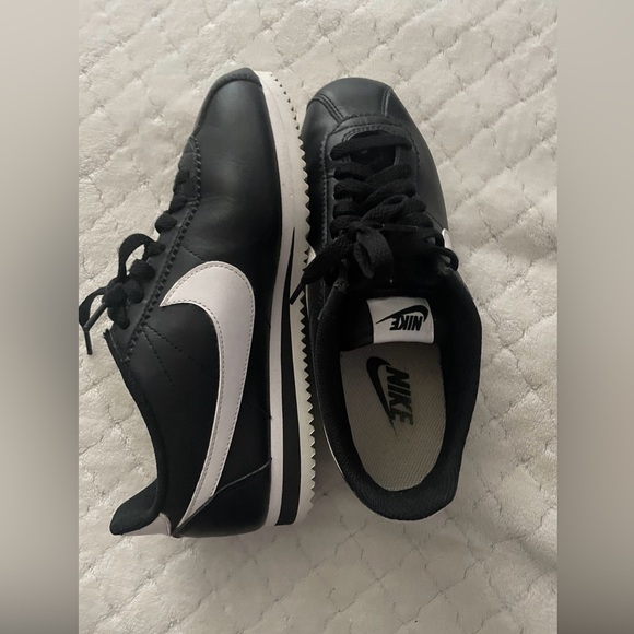 Nike Cortez - Picture 2 of 3
